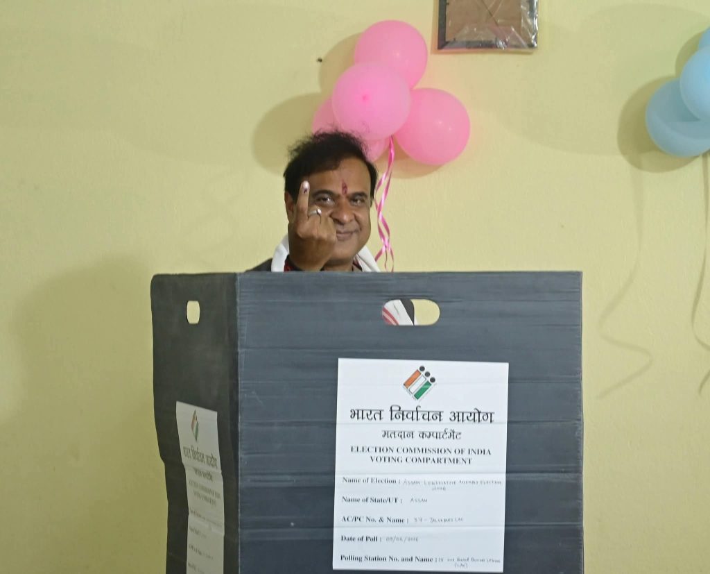 মুখ্যমন্ত্ৰী ড° হিমন্ত বিশ্ব শৰ্মাৰ পৰিয়ালসহ গুৱাহাটীত ভোটদান