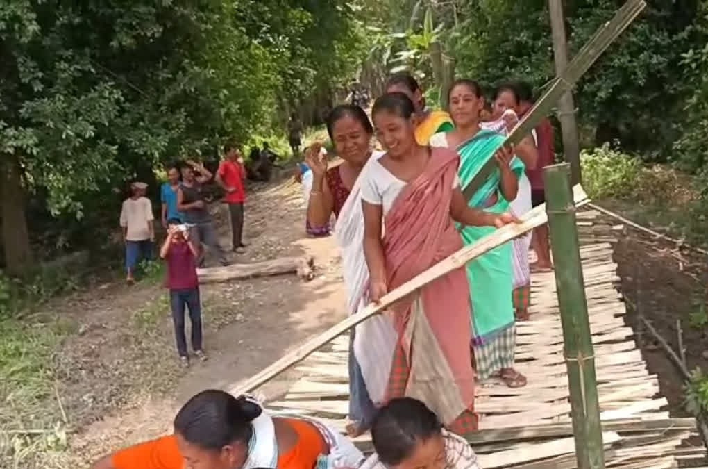 মাজুলী : গাঁওবাসীৰ উদ্যোগত বাঁহৰ দলঙ বানাক্ৰান্ত অঞ্চলত পুনৰুদ্ধাৰ