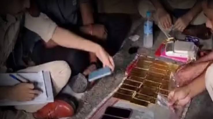 গুৱাহাটী : ৫৪ কোটি টকাৰ সোণ জব্দ, আন্তঃৰাষ্ট্ৰীয় চক্ৰ উৎখাত