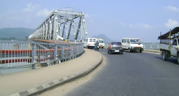 গুৱাহাটী : পুৰণি শৰাইঘাটৰ দলং দুমাহৰ বাবে বন্ধ