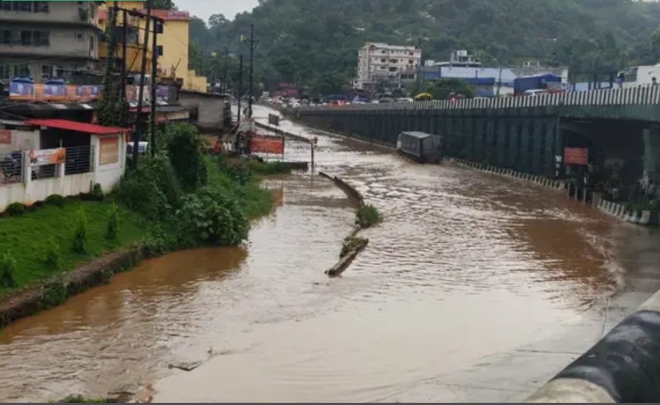 গুৱাহাটীত তীব্ৰ জলাবদ্ধতা, যোৰাবাট পথত যান-বাহন চলাচলত নিয়ন্ত্ৰণ