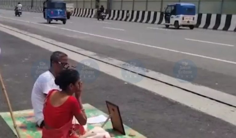 সন্ধানহীন পুত্ৰক বিচাৰি সেতুত অনশন, আৰক্ষীৰ জিম্মাত বৃদ্ধ দম্পতী