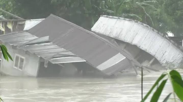 কপিলী নদীৰ বানত জলমগ্ন ৰূপহীহাটৰ কেইবাখনো গাঁও