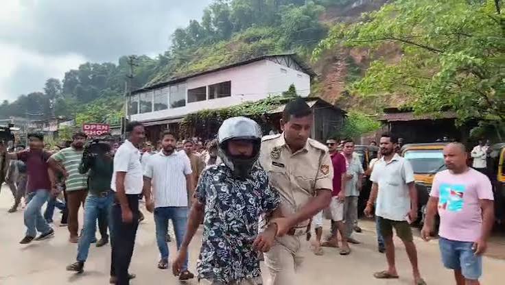 গুৱাহাটী-শ্বিলং যাতায়ত অসম-মেঘালয় উত্তেজনাত বিঘ্ন
