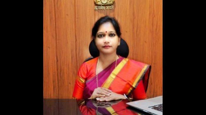 অসমৰ প্ৰথমগৰাকী মহিলা IAS বিষয়া যুটীয়া সচিব পেনেলভুক্ত বৰ্ণালী ডেকা