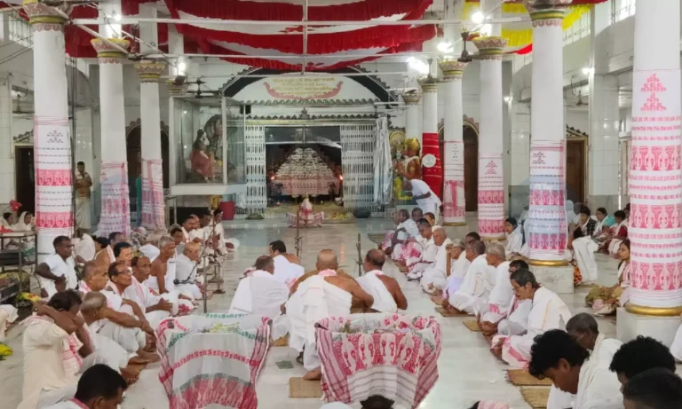 ঢেকীয়াখোৱা বৰ নামঘৰত বানপীড়িতৰ বাবে বিশেষ প্ৰাৰ্থনা
