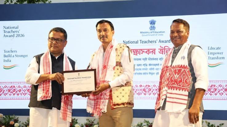 মাতৃক পঢ়ুওৱা ছাত্ৰৰ অনন্য উদ্যোগেৰে ৰাষ্ট্ৰীয় শিক্ষক বঁটা অসমৰ শিক্ষকৰ
