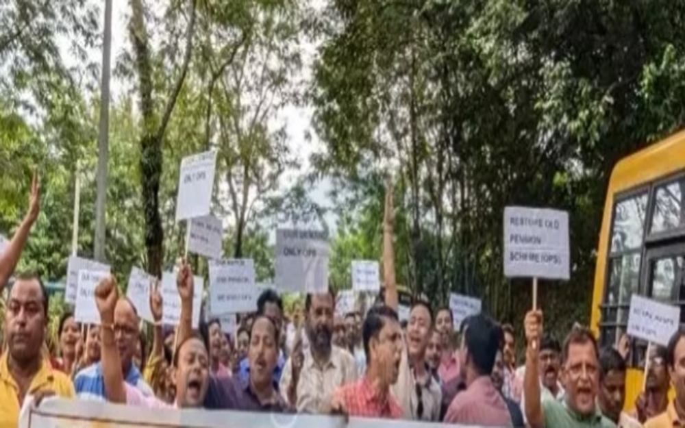 পুৰণি পেঞ্চন ব্যৱস্থাৰ দাবীত অসমত কৰ্মচাৰী-শিক্ষকৰ আন্দোলন তীব্ৰ