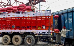 উত্তৰ-পূৰ্বাঞ্চললৈ পিঁয়াজৰ যোগান বৃদ্ধিৰ বাবে ‘কান্দা এক্সপ্ৰেছ’