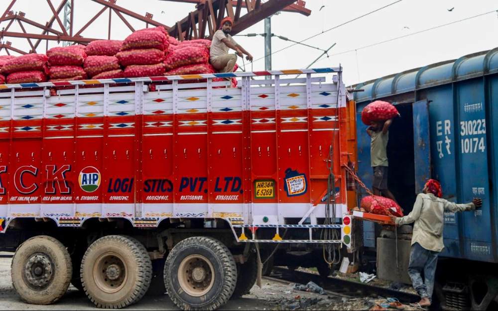 উত্তৰ-পূৰ্বাঞ্চললৈ পিঁয়াজৰ যোগান বৃদ্ধিৰ বাবে ‘কান্দা এক্সপ্ৰেছ’
