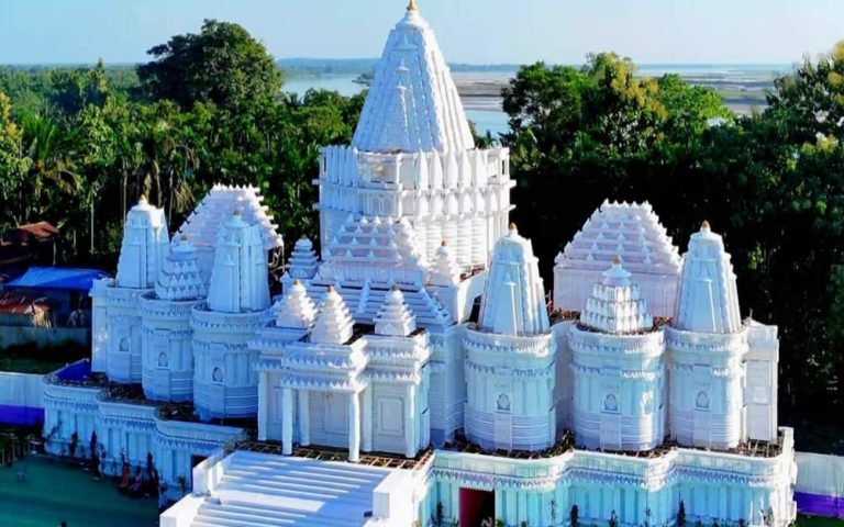 তামাৰহাটৰ দুৰ্গাপূজাত স্বামীনাৰায়ণ মন্দিৰৰ আৰ্হিৰ মণ্ডপৰ আকৰ্ষণ